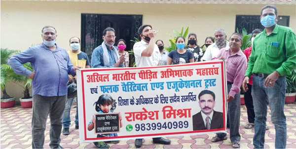 कानपुर में फीस माफी की मांग को लेकर युवक ने टंकी में चढ़कर किया प्रदर्शन